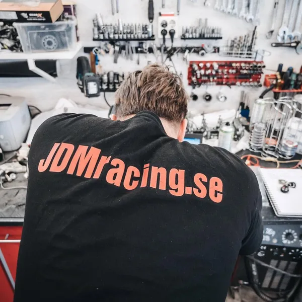 Malkolm i verkstan – JDM Racing Västerås