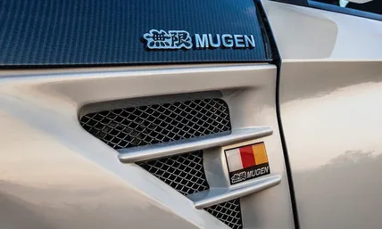 Mugen-emblem och luftintag på framskärmen till en Honda