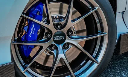 Smidd Mugen-fälg med Mugen-centrumkåpa och blått Brembo-bromsok
