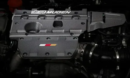 Mugen kolfiberkåpa över motorn på en Honda K-serie