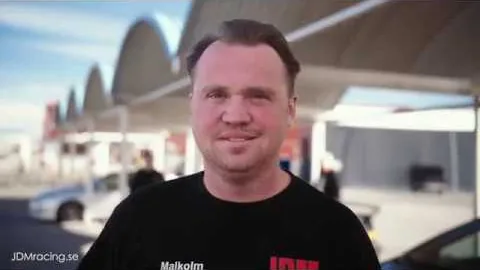 Malkolm från JDM Racing i depån på en bana — stillbild ur presentationsvideon