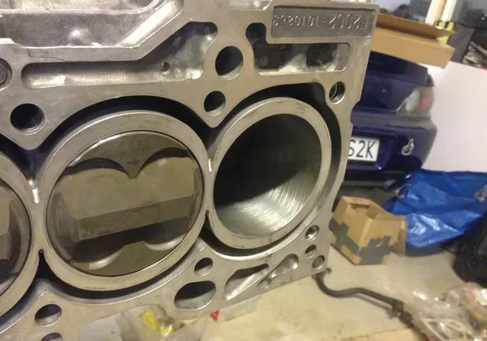 Motorblock till Honda F20C med cylinderfoder och kolvar